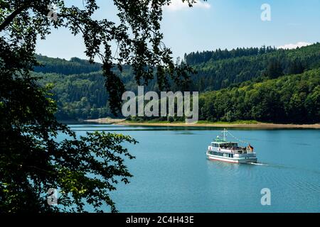 Der Hennesee, Hennetalsperre, Stausee im Sauerland, Ausflugsboot, Seenrundfahrt, MS HenneseeHochsauerlandkreis, bei Meschede, NRW, Germ Stockfoto