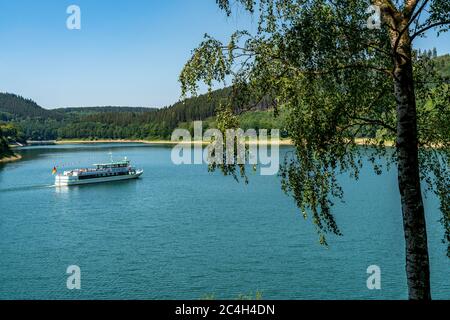 Der Hennesee, Hennetalsperre, Stausee im Sauerland, Ausflugsboot, Seenrundfahrt, MS HenneseeHochsauerlandkreis, bei Meschede, NRW, Germ Stockfoto