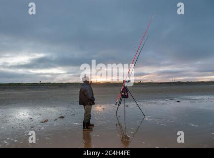 Garrylucas, Cork, Irland. Juni 2020. - Fischer Robert Weicus aus Cork City Angeln für Seebarsch vom Strand in Garrylucas, Co. Cork, Irland. - Credit; David Creedon / Alamy Live News Stockfoto