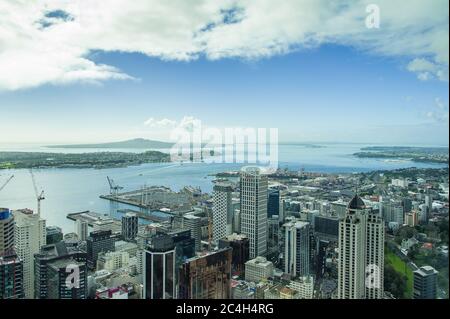 Luftaufnahme von der Innenstadt von Auckland, vom Sky Tower aus gesehen. Moderne Skyline, Blick auf den Waitamata Hafen und die Rangitoto Insel Stockfoto