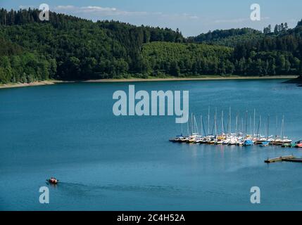 Der Hennesee, Hennetalsperre, ein Stausee im Sauerland, Segelboote an einem Steg, Seerennen, MS Hennesee, Hochsauerlandkreis, bei Mesched Stockfoto