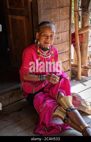 Loikaw, Myanmar - Februar 2020: Porträt einer alten Frau aus dem Kayaw-Stamm, einer Minderheitengruppe, die im abgelegenen Bergdorf Htay Kho lebt Stockfoto