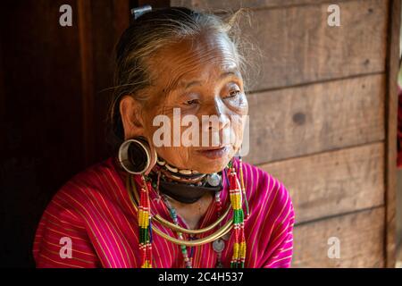 Loikaw, Myanmar - Februar 2020: Porträt einer alten Frau aus dem Kayaw-Stamm, einer Minderheitengruppe, die im abgelegenen Bergdorf Htay Kho lebt Stockfoto