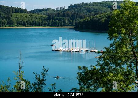 Der Hennesee, Hennetalsperre, ein Stausee im Sauerland, Segelboote an einem Steg, Seerennen, MS Hennesee, Hochsauerlandkreis, bei Mesched Stockfoto