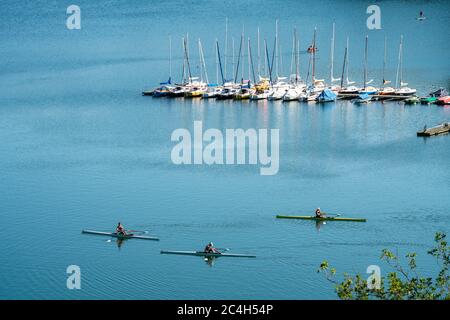 Der Hennesee, Hennetalsperre, ein Stausee im Sauerland, Segelboote an einem Steg, Seerennen, MS Hennesee, Hochsauerlandkreis, bei Mesched Stockfoto