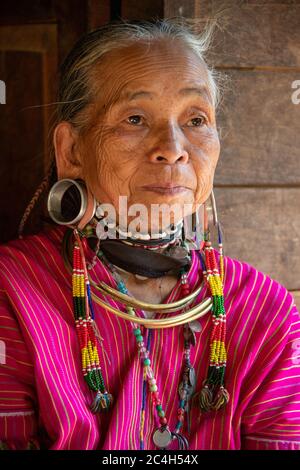 Loikaw, Myanmar - Februar 2020: Porträt einer alten Frau aus dem Kayaw-Stamm, einer Minderheitengruppe, die im abgelegenen Bergdorf Htay Kho lebt Stockfoto