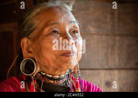 Loikaw, Myanmar - Februar 2020: Porträt einer alten Frau aus dem Kayaw-Stamm, einer Minderheitengruppe, die im abgelegenen Bergdorf Htay Kho lebt Stockfoto