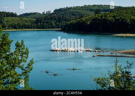 Der Hennesee, Hennetalsperre, ein Stausee im Sauerland, Segelboote an einem Steg, Seerennen, MS Hennesee, Hochsauerlandkreis, bei Mesched Stockfoto
