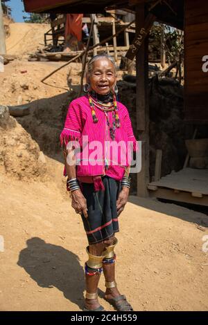 Loikaw, Myanmar - Februar 2020: Porträt einer alten Frau aus dem Kayaw-Stamm, einer Minderheitengruppe, die im abgelegenen Bergdorf Htay Kho lebt Stockfoto