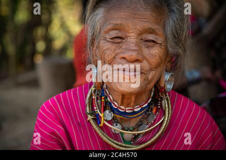 Loikaw, Myanmar - Februar 2020: Porträt einer alten Frau aus dem Kayaw-Stamm, einer Minderheitengruppe, die im abgelegenen Bergdorf Htay Kho lebt Stockfoto