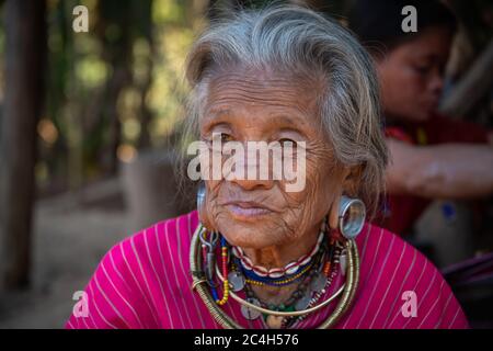 Loikaw, Myanmar - Februar 2020: Porträt einer alten Frau aus dem Kayaw-Stamm, einer Minderheitengruppe, die im abgelegenen Bergdorf Htay Kho lebt Stockfoto