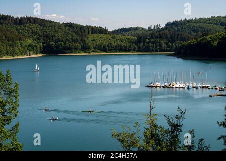 Der Hennesee, Hennetalsperre, ein Stausee im Sauerland, Segelboote an einem Steg, Seerennen, MS Hennesee, Hochsauerlandkreis, bei Mesched Stockfoto