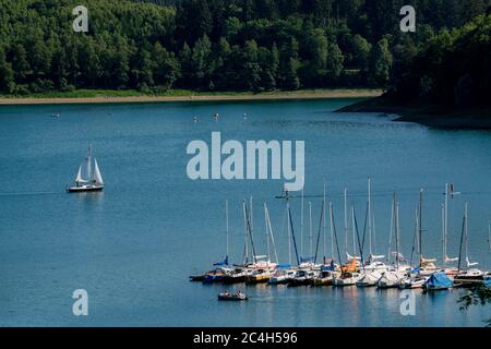 Der Hennesee, Hennetalsperre, ein Stausee im Sauerland, Segelboote an einem Steg, Seerennen, MS Hennesee, Hochsauerlandkreis, bei Mesched Stockfoto