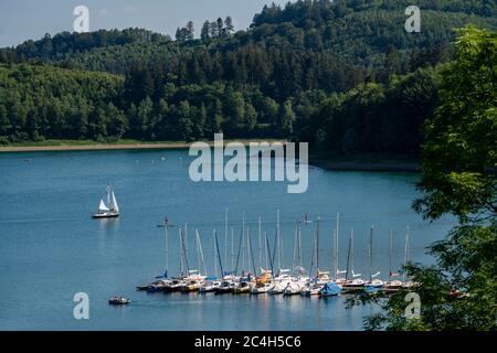 Der Hennesee, Hennetalsperre, ein Stausee im Sauerland, Segelboote an einem Steg, Seerennen, MS Hennesee, Hochsauerlandkreis, bei Mesched Stockfoto