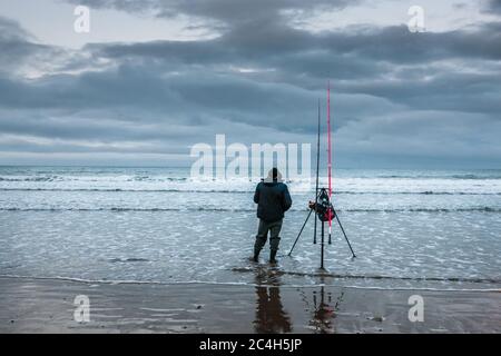 Garrylucas, Cork, Irland. Juni 2020. - Fischer Robert Weicus aus Cork City Angeln für Seebarsch vom Strand in Garrylucas, Co. Cork, Irland. - Credit; David Creedon / Alamy Live News Stockfoto