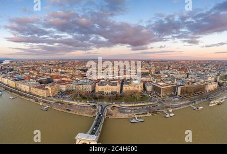 Luftdrohne Aufnahme der Kettenbrücke St. Stephen Basilika an der donau in Budapest Sonnenuntergang Stockfoto