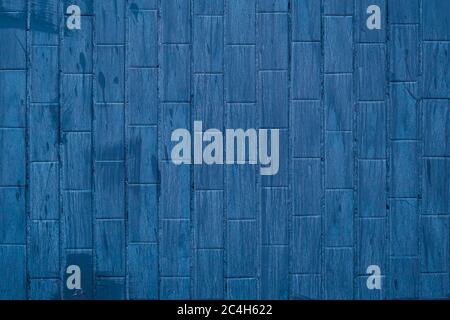 Blauer Fliesenhintergrund mit Farbflecken, dunkle Wandstruktur im Badezimmer. Vintage Tapete, gemauertes Mauerwerk, Keramikboden. Grunge geometrische eleme Stockfoto