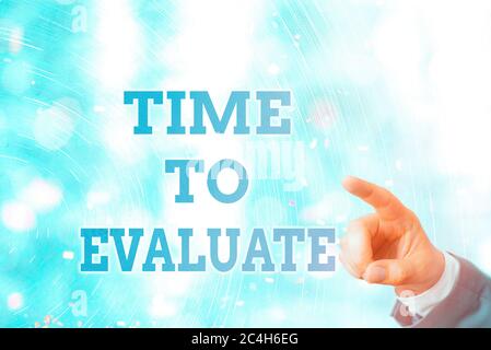 Schreiben einer Notiz, die die Zeit für die Bewertung anzeigt. Geschäftskonzept für die Beurteilung und Prüfung von Geschäftsprüfungen Stockfoto