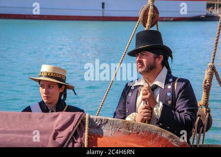 Malaga, Spanien - 26. Oktober 2014: Kleinoffizier und Seemann der königlichen Marine des 18. Jahrhunderts. Mann und Frau reenactors tragen eine vintage britische Uniform Stockfoto