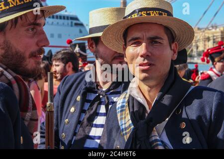 Malaga, Spanien - 26. Oktober 2014: Porträt eines Matrosen der königlichen Marine aus dem 18. Jahrhundert in der Menge. Reenactors tragen eine Vintage britische Uniform von A Stockfoto