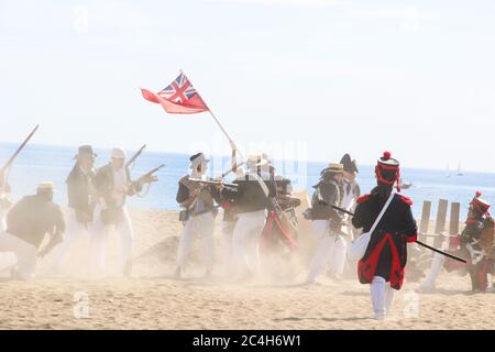 Malaga, Spanien - 26. Oktober 2014: Truppen der Royal Navy aus dem 18. Jahrhundert kämpfen gegen französische Soldaten. Historische Nachstellung der britischen Landung o Stockfoto