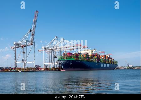 HMM Oslo dockte in Southampton, Hampshire, England, Großbritannien von Marchwood aus. Stockfoto