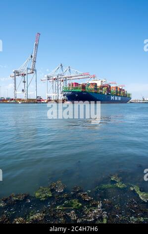 HMM Oslo dockte in Southampton, Hampshire, England, Großbritannien von Marchwood aus. Stockfoto