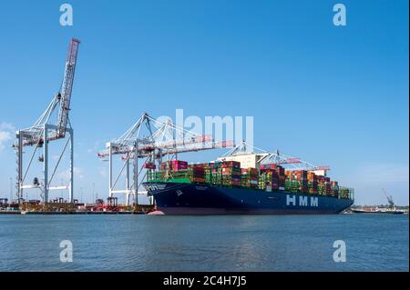 HMM Oslo dockte in Southampton, Hampshire, England, Großbritannien von Marchwood aus. Stockfoto