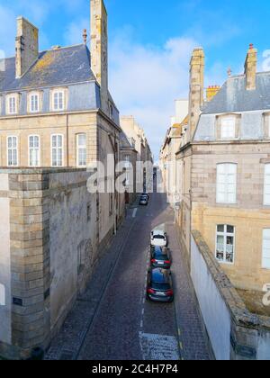 Saint Malo, Frankreich - 21. Mai 2019: Blick auf die Länge der schmalen Rue de Toulouse in Saint Malo, Frankreich am frühen Morgen. Stockfoto