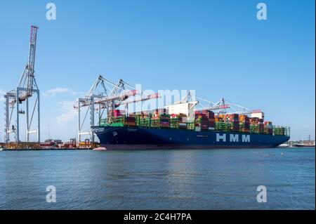 HMM Oslo dockte in Southampton, Hampshire, England, Großbritannien von Marchwood aus. Stockfoto