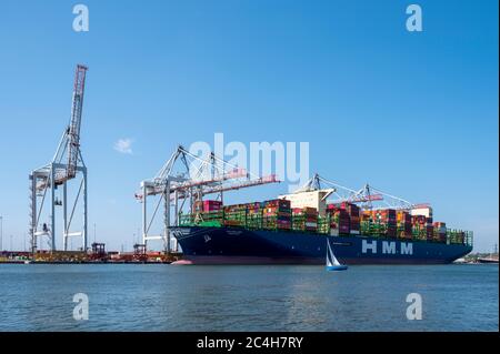 HMM Oslo dockte in Southampton, Hampshire, England, Großbritannien von Marchwood aus. Stockfoto