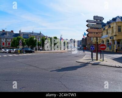 Granville, Frankreich - 23. Mai 2019: Nur wenige Menschen sind in der frühen Morgensonne auf dem Place General de Gaulle in Granville, Frankreich. Stockfoto