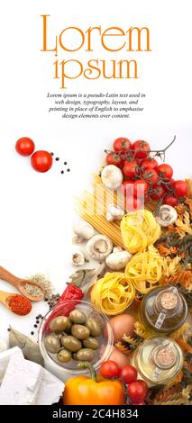Italienische Pasta mit Gemüse, Kräuterkäse und Speiseölen auf weißem Hintergrund. Freier Speicherplatz für Text. Draufsicht. Stockfoto