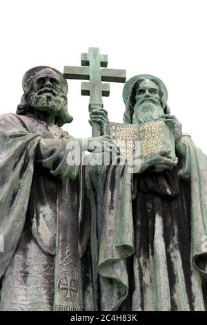 St. Kyrill und Methodius, Radhost Hügel, Tschechien / Tschechien - religiöses Denkmal der christlichen Missionare. Priester geben Unterricht und halten bibel Stockfoto