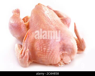 Frische ganze rohe Huhn auf weißem Hintergrund isoliert. Stockfoto