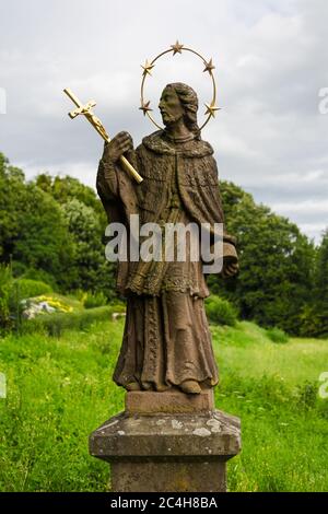 Statue des Johannes von Nepomuk / Jan Nepomucky, Šenov, Tschechische Republik / Tschechien - religiöse Skulptur des berühmten tschechischen Märtyrers des Siegels der Beichte Stockfoto