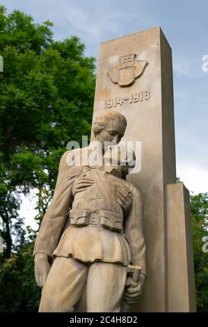 Pieta aus dem Ersten Weltkrieg - Mutter / Frau trauert und hält den toten Körper des Sohnes / Ehemannes. Denkmal für die getöteten Soldaten auf dem Friedhof Stockfoto