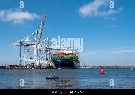 HMM Oslo dockte in Southampton, Hampshire, England, Großbritannien von Marchwood aus. Stockfoto