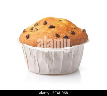 Vorderansicht von Schokoladensplitter Muffin isoliert auf weiß Stockfoto