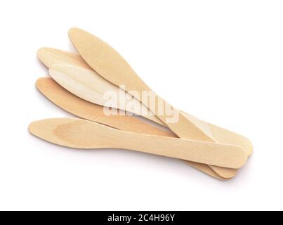 Ansicht von oben auf Einweg-Eis Löffel aus Holz isoliert auf weiß Stockfoto
