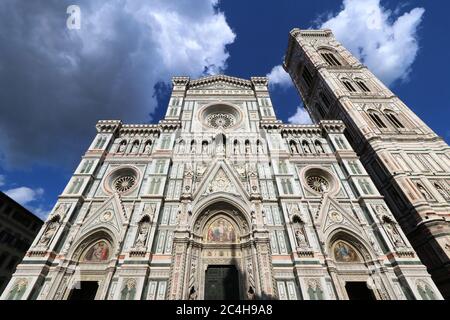Santa Maria in Fiore Fassade mit Giotto Glockenturm, Weitwinkel von unten in den Himmel aufgenommen, Florenz, Italien, Wort Erbe touristischen Ort Stockfoto