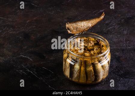 Glas öffnen Glas Sprots und Fisch auf einer Gabel Stockfoto