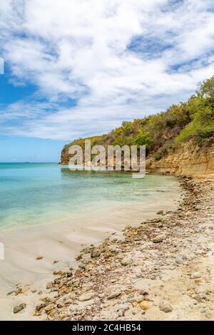 Ein felsiger Strand auf der Karibikinsel Antigua Stockfoto