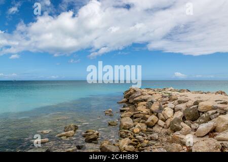 Ein felsiger Steg auf der karibischen Insel Antigua Stockfoto