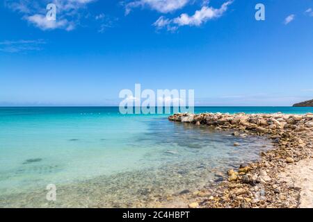 Felsen und türkisfarbenes Meer auf der Karibikinsel Antigua Stockfoto