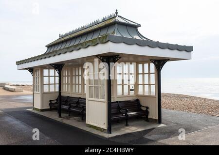 Viktorianisches Strandhaus an der Promenade von Worthing Beach, West Sussex, England, Großbritannien. Stockfoto