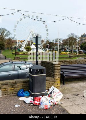 Müll- und Mülltonne gegenüber Steyne Gardens, Marine Parade, Worthing, West Sussex, England, Großbritannien. Stockfoto