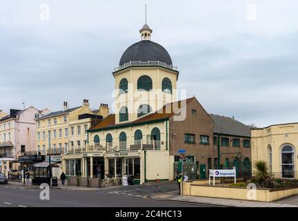 Das Dome Cinema (1911) ist ein denkmalgeschütztes edwardianisches Gebäude der Klasse II und eines der ältesten funktionierenden Kinos in England. Worthing, West Sussex, England, Großbritannien. Stockfoto