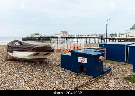 Boot am Worthing Beach mit Geräten zum Hochziehen des Bootes am Strand. Worthing Pier ist hinter. Worthing, West Sussex, England, Großbritannien. Stockfoto