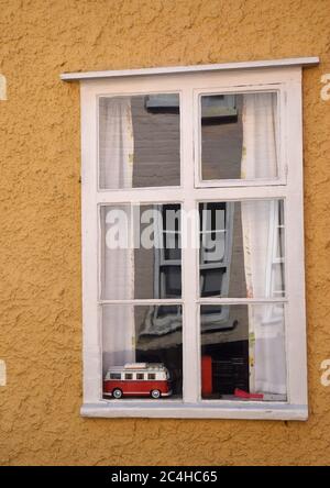 Modell eines VW-Camervans im Hausfenster Stockfoto